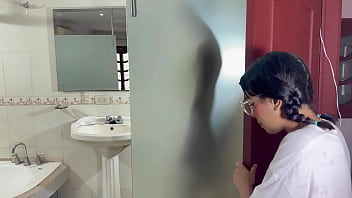 Preview 1 of Je Taime - me escondo en la ducha de mi peque&ntilde_a hermanastra y termino d&aacute_ndole la mejor follada de la vida,  hasta correrme en su cara