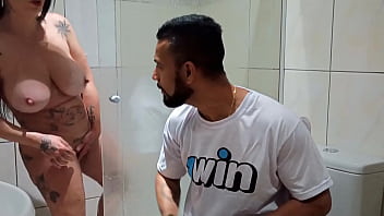 Preview 1 of Friend Momy Sex Vidos - no banho com a milf