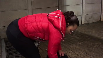 Preview 4 of Bbw Cry Woman - Jaqueta de Nylon Verrmelha Planet no Metr&ocirc_