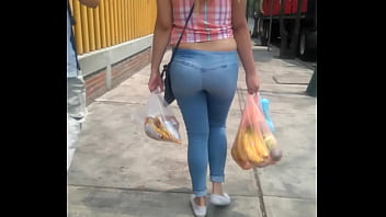 Preview 4 of Hentai Butt Bus - Rico culo con tanga marcada en la calle