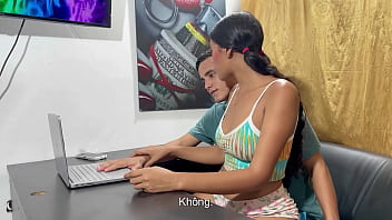 Preview 1 of Marley Brinx Double Penetration - Le hago sentir mi enorme polla a mi t&iacute_mida hermanastra mientras juega con mi computadora HL