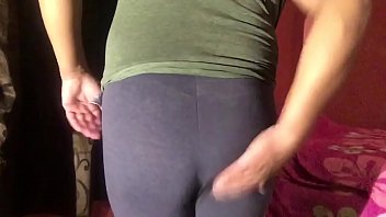 Preview 3 of Joao Monlevade - cross de closet dandose unas nalgadas y modelando leggins