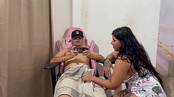 Preview 1 of Leah Jaey - Me aprovecho que mi hermanastro juega con el celular para que me folle muy rico y me eche su leche encima.