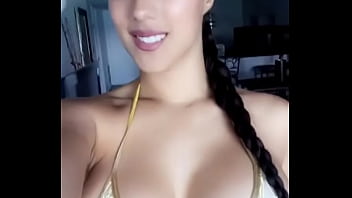 Preview 2 of Tishet - Gostosa de biquini dourado