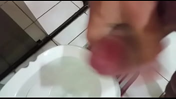 Preview 1 of Nath Farts - Coroa batendo filmando batendo punheta e envia no whats