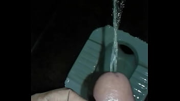 Preview 3 of Pakistani Xxx Video 3gp - Indian Guy Pissing