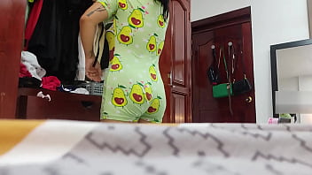 Preview 3 of Pregnant Boy - Cambiando de ropa con una criada voluptuosa y caliente