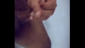 Preview 1 of Tamilxxvedos - Arabe masturbandose en el ba&ntilde_o