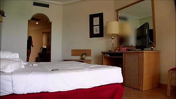 Preview 1 of Phat Azz Xxx - Semidesnuda exhibiendose frente al hombre de mantenimiento del hotel