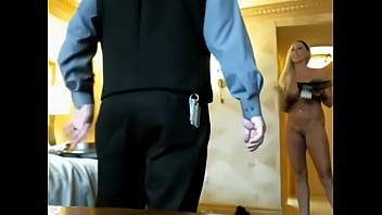 Preview 2 of Intip Melayu Porn Xhamster - Hermosa dama mostrandose desnuda frente al servicio del hotel