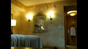 Preview 1 of Intip Melayu Porn Xhamster - Hermosa dama mostrandose desnuda frente al servicio del hotel