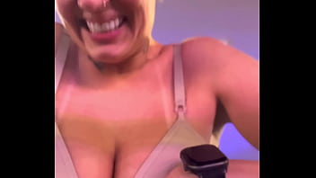 Preview 2 of Toilet Thai Studen - Eu na academia com top parecendo suti&atilde_ fiquei com tes&atilde_o vendo os macho olhando meu peitinhos suado ! Cheguei em casa e me masturbei gostoso pensando na aquilo .