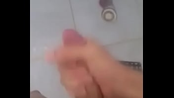 Preview 2 of German Online Busty Small Teen - Batendo punheta no banho
