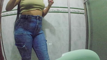 Preview 2 of Tits Bukake - Madrastra siendo grabada por camara en el ba&ntilde_o