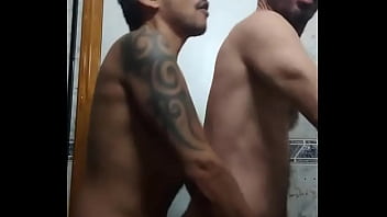 Preview 4 of Lanka Barth - Sentindo a macetada do cristofh ed no banheiro.