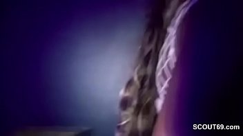 Preview 3 of Barbie Chaturbate - Teeny hilft drei fremden Typen beim spritzen im Pornokino