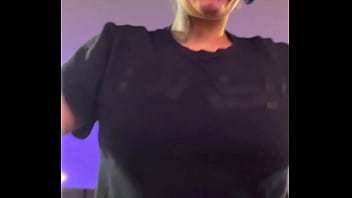Preview 2 of Sma Milp - Na academia fiquei com muito calor tirei minha camisa fiquei de suti&atilde_ nossa fiquei com muito tes&atilde_o e calor escorri suor pela buceta