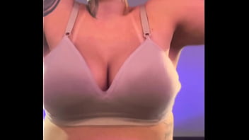 Preview 4 of Sma Milp - Na academia fiquei com muito calor tirei minha camisa fiquei de suti&atilde_ nossa fiquei com muito tes&atilde_o e calor escorri suor pela buceta