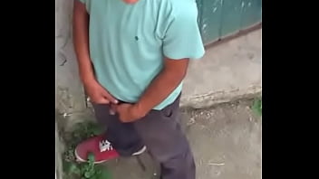 Preview 1 of Nicht In Mir Spritzen - neighbor&#039_s friend pissing / amigo de mi vecino orinando