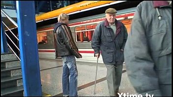 Preview 1 of Premiere Foix - Couple of young flashers fucks in public place