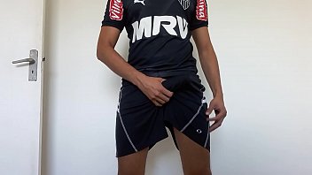 Preview 1 of Fat Girl Thin Man - Gato atleticano tocando uma punheta