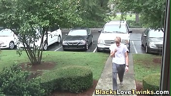 Preview 1 of Im Einkaufszentrum - Gay twink jizz black guy