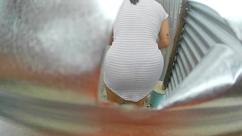 Preview 1 of Sara Jara - Sorprendente grabaci&oacute_n en cabina de playa de mujer latina de trasero prominente