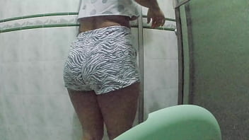 Preview 4 of Danielle Maye Boygirl - Camara graba a madrastra meando en el ba&ntilde_o