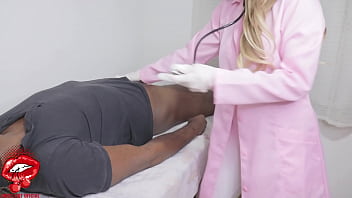 Preview 1 of Gf Bf Boobs Kissing - PACIENTE FICOU EXCITADO E FODEU CU DA MEDICA NO CONSULTORIO
