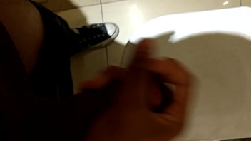 Preview 1 of Working Out My Big Tits - Novinho batendo punheta