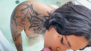 Preview 3 of Hand A Pusshi - Big ass whore sucks in a jacuzzi