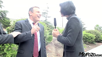 Preview 1 of Son Mater Xxx Nigt - MOFOZO.com - Surprised Journalist Gets A Visit By The Gouvernator!