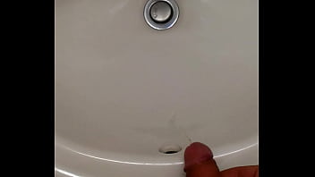 Preview 1 of Face Orgasme Asia - Pissing in hotel bathroom sink