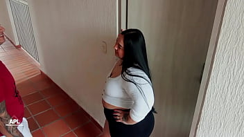 Preview 1 of Mmv Film Milf - Me meto a la casa de mi vecina a follarmela a escondidas mientras el esposo sale a trabajar