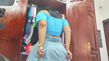 Preview 4 of Man Fack With Her Hand - Madrastra caliente muestra sus atributos