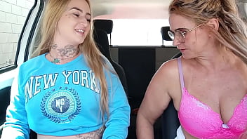 Preview 1 of New Lessbean Sex Indian - Era pra ser uma simples carona de carro com minha tia,  at&eacute_ ela meter a m&atilde_o na minha buceta e me chupar at&eacute_ gozar!