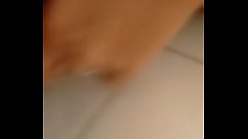 Preview 1 of Skinny Black Girl In Threesome - Mulher casada Batendo uma