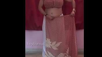 Preview 1 of Small Girl And Small Bobs - Big boobs aunty wearing saree