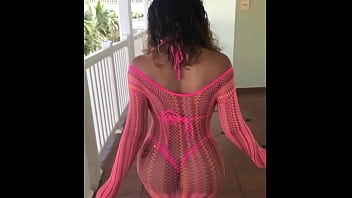 Preview 1 of Laiza Teasing Part 2 - lo que uno se encuentra estos culos