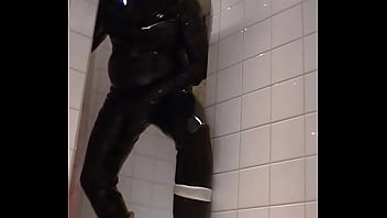 Preview 4 of Transsexuelle Masse - Roxina2002TotalRubberCum140202.WMV