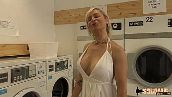Preview 2 of Blackmailed Vergin - Kim,  milf aux gros seins,  baise deux jeunots