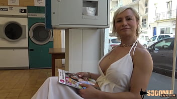 Preview 1 of Blackmailed Vergin - Kim,  milf aux gros seins,  baise deux jeunots