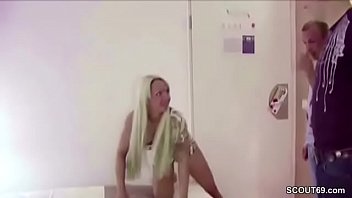 Preview 1 of Cutie Forces Anal - Stief-Schwester vom Bruder und seinem besten Freund gefickt
