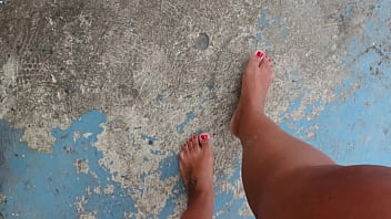 Preview 2 of Rahana Xxx - Fetiche por p&eacute_s solinhas sujas,  molhadas e descal&ccedil_o na rua
