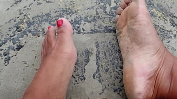 Preview 3 of Rahana Xxx - Fetiche por p&eacute_s solinhas sujas,  molhadas e descal&ccedil_o na rua
