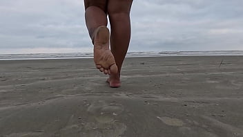 Preview 1 of Rahana Xxx - Fetiche por p&eacute_s solinhas sujas,  molhadas e descal&ccedil_o na rua