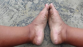 Preview 4 of Rahana Xxx - Fetiche por p&eacute_s solinhas sujas,  molhadas e descal&ccedil_o na rua