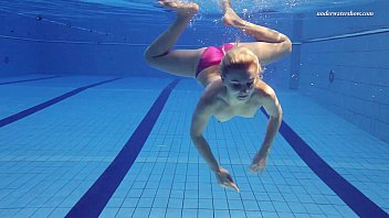 Preview 3 of Pussy Spead - Hot Elena shows what she can do under water