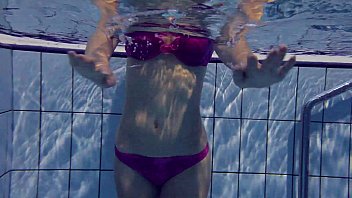 Preview 1 of Pussy Spead - Hot Elena shows what she can do under water
