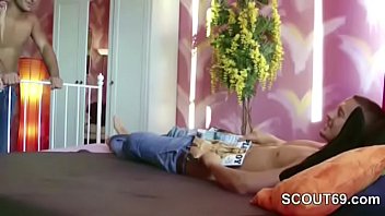 Preview 1 of Angreji Sex Video 2018 - Stief Mutti erwischt ihn wichsen und fickt ihn und seinen Freund